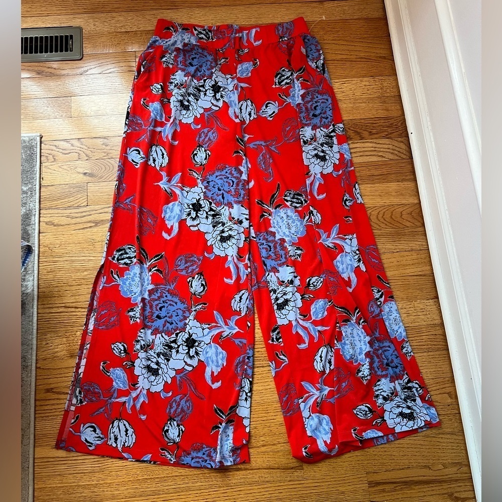 G.I.L.I. Red Floral Jetsetter Side Slit Pants Size M Resortwear Tropical Beachy - Picture 2 of 8